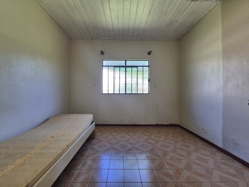 Casa à venda na Vila Yolanda, São Roque, 60 metros da Avenida Felipe Wandscheer.