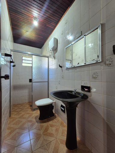 Casa à venda na Vila Yolanda, São Roque, 60 metros da Avenida Felipe Wandscheer.