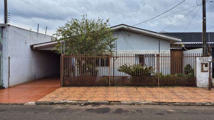 Casa à Venda no Jardim Ipê, com 192m², 2 Quartos, Edícula e Piscina.