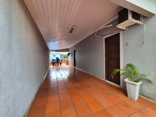Garagem - Casa à Venda no Jardim Ipê, com 192m², 2 Quartos, Edícula e Piscina.