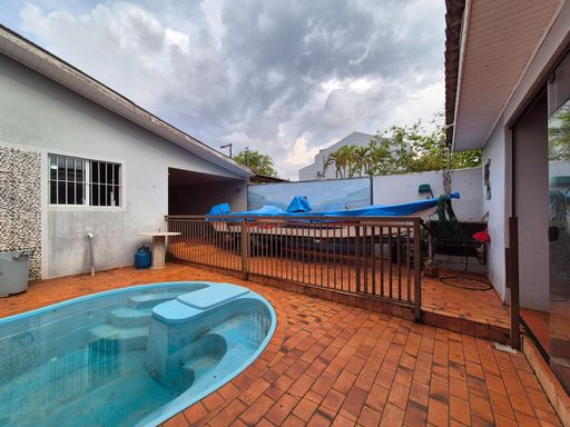 Piscina - Casa à Venda no Jardim Ipê, com 192m², 2 Quartos, Edícula e Piscina.