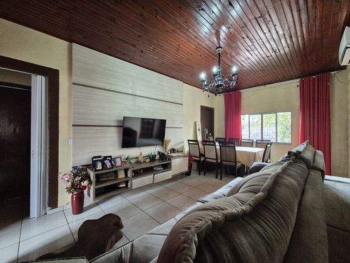 Sala de Estar - Casa à Venda no Jardim Ipê, com 192m², 2 Quartos, Edícula e Piscina.