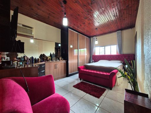 Dormitório Casal - Casa à Venda no Jardim Ipê, com 192m², 2 Quartos, Edícula e Piscina.