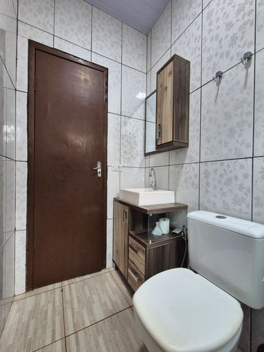 Banheiro social - Casa à Venda no Jardim Ipê, com 192m², 2 Quartos, Edícula e Piscina.