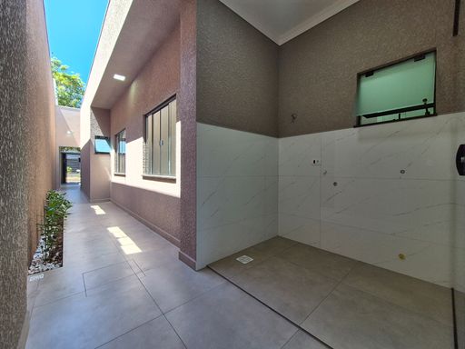 Lavanderia e passagem lateral - Casa à venda no Bourbon/ Bérgamo em Foz do Iguaçu/PR