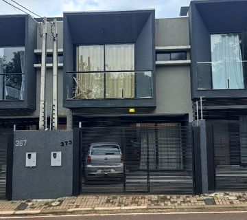 Sobrado à Venda no Petrópolis/KLP