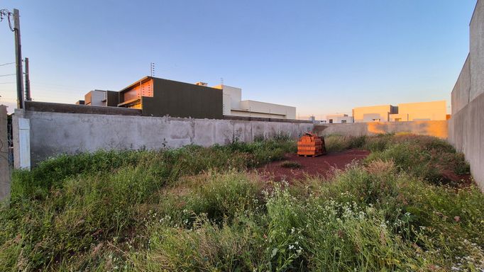 Terreno à Venda em Foz do Iguaçu, Jardim Ipê IV com 300m² (12X25) - Murado