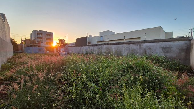 Terreno à Venda em Foz do Iguaçu, Jardim Ipê IV com 300m² (12X25) - Murado
