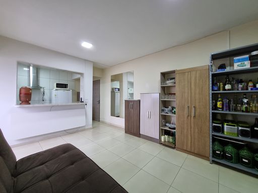 Vista da entrada onde se vê a sala integrada