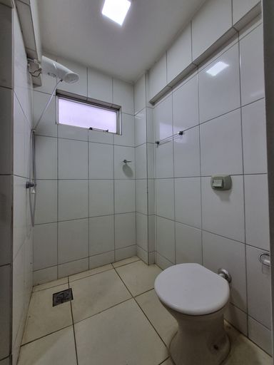 Box do banheiro, adaptado para cadeirantes.
