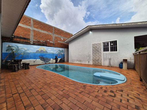 Piscina - Casa à Venda no Jardim Ipê, com 192m², 2 Quartos, Edícula e Piscina.