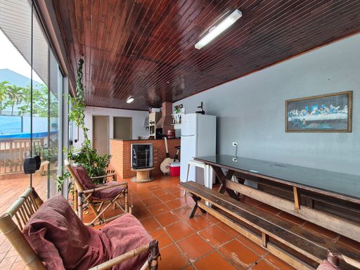 Edícula com churrasqueira, despensa com lavanderia e banheiro - Casa à Venda no Jardim Ipê, com 192m², 2 Quartos, Edícula e Piscina.