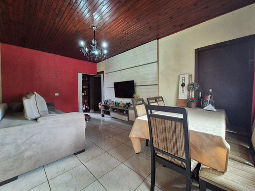 Sala de Estar - Casa à Venda no Jardim Ipê, com 192m², 2 Quartos, Edícula e Piscina.