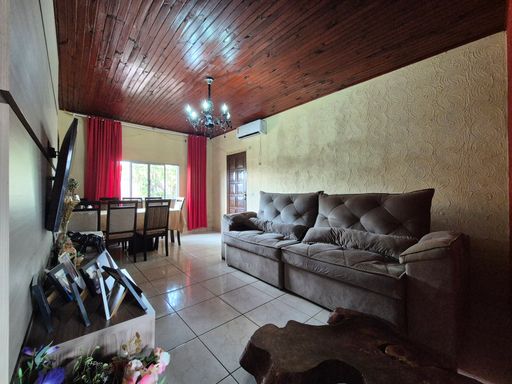 Sala de Estar - Casa à Venda no Jardim Ipê, com 192m², 2 Quartos, Edícula e Piscina.