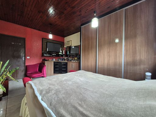 Dormitório Casal - Casa à Venda no Jardim Ipê, com 192m², 2 Quartos, Edícula e Piscina.