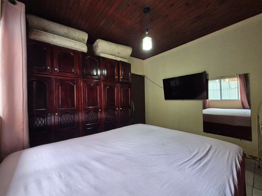 Dormitório Fundos - Casa à Venda no Jardim Ipê, com 192m², 2 Quartos, Edícula e Piscina.