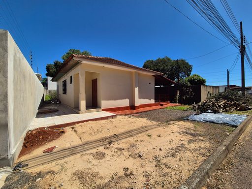 Casa à venda na Vila Yolanda, São Roque, 60 metros da Avenida Felipe Wandscheer.