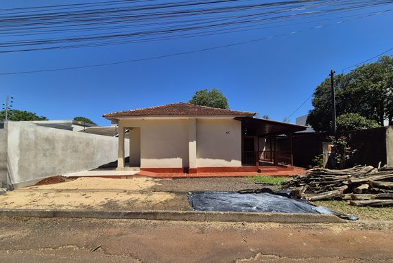 Casa à venda na Vila Yolanda, São Roque, 60 metros da Avenida Felipe Wandscheer.