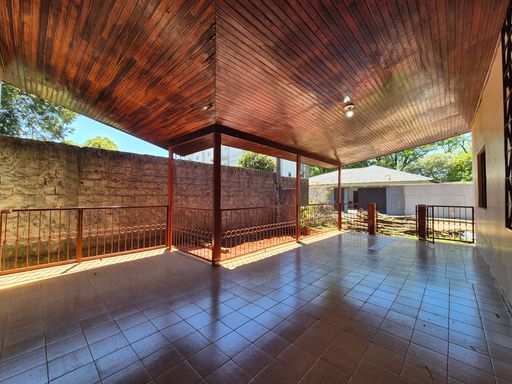 Casa à venda na Vila Yolanda, São Roque, 60 metros da Avenida Felipe Wandscheer.