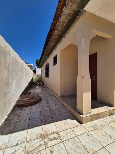Casa à venda na Vila Yolanda, São Roque, 60 metros da Avenida Felipe Wandscheer.