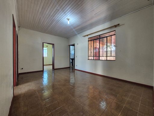 Casa à venda na Vila Yolanda, São Roque, 60 metros da Avenida Felipe Wandscheer.