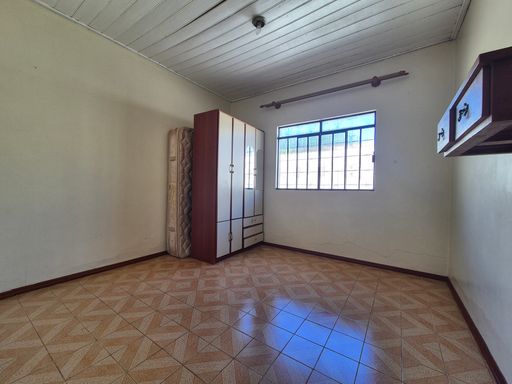 Casa à venda na Vila Yolanda, São Roque, 60 metros da Avenida Felipe Wandscheer.