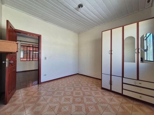 Casa à venda na Vila Yolanda, São Roque, 60 metros da Avenida Felipe Wandscheer.