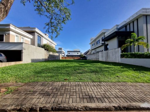 Terreno com 480m² à venda no Condomínio Quinta do Sol, testada de 15 metros e 32  metros de fundo.