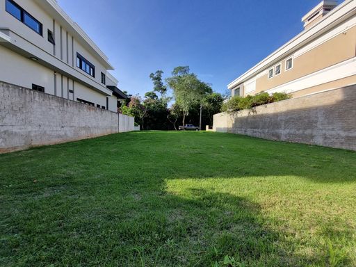 Vista do fundo para frente do terreno, que é bem plano.