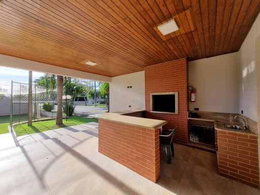 Quiosque com churrasqueira ao lado do campo de futebol