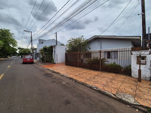 Casa à Venda no Jardim Ipê, com 192m², 2 Quartos, Edícula e Piscina.