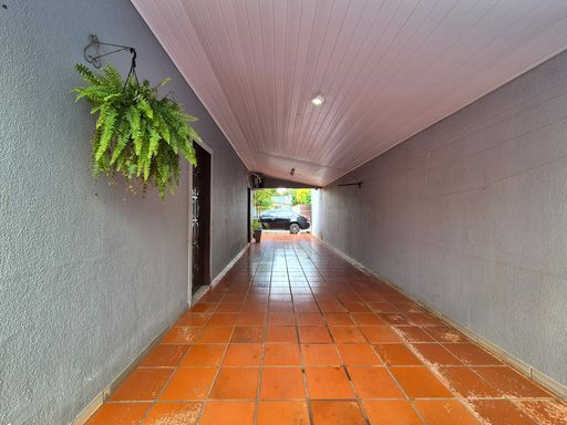 Garagem - Casa à Venda no Jardim Ipê, com 192m², 2 Quartos, Edícula e Piscina.