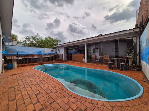 Piscina - Casa à Venda no Jardim Ipê, com 192m², 2 Quartos, Edícula e Piscina.
