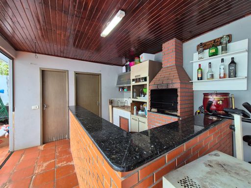 Edícula com churrasqueira, despensa com lavanderia e banheiro - Casa à Venda no Jardim Ipê, com 192m², 2 Quartos, Edícula e Piscina.