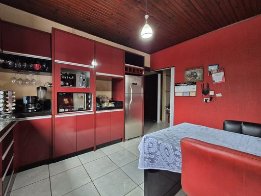 Cozinha - Casa à Venda no Jardim Ipê, com 192m², 2 Quartos, Edícula e Piscina.