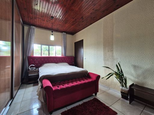 Dormitório Casal - Casa à Venda no Jardim Ipê, com 192m², 2 Quartos, Edícula e Piscina.