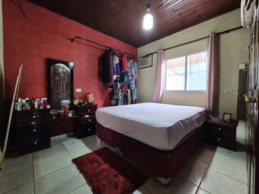 Dormitório Fundos - Casa à Venda no Jardim Ipê, com 192m², 2 Quartos, Edícula e Piscina.