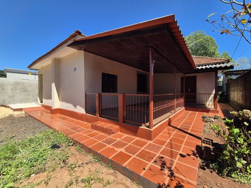 Casa à venda na Vila Yolanda, São Roque, 60 metros da Avenida Felipe Wandscheer.