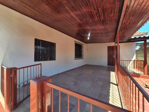Casa à venda na Vila Yolanda, São Roque, 60 metros da Avenida Felipe Wandscheer.
