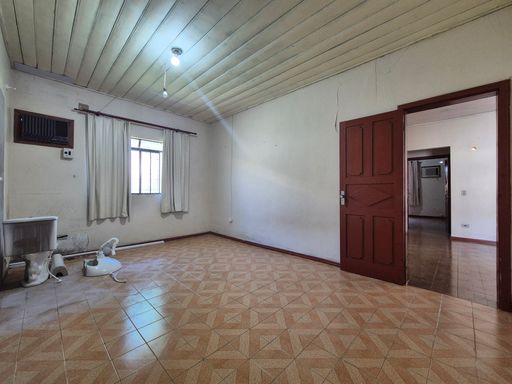 Casa à venda na Vila Yolanda, São Roque, 60 metros da Avenida Felipe Wandscheer.