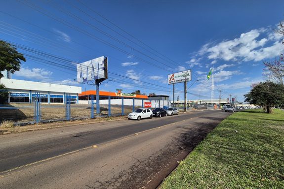 Barracão à Venda e Locação, de frente a BR-277, em Foz do Iguaçu, com 1.327m² e área 4.572m²