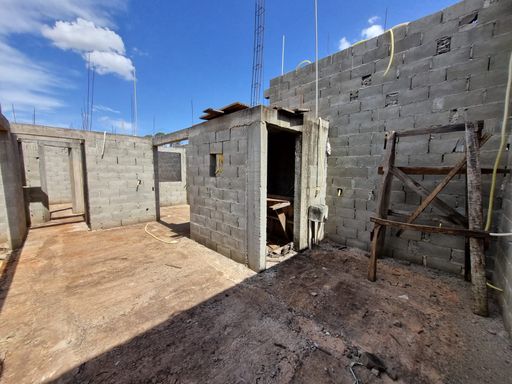 Terreno na Avenida República Argentina à venda com edícula em construção