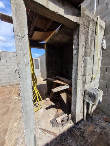 Terreno na Avenida República Argentina à venda com edícula em construção