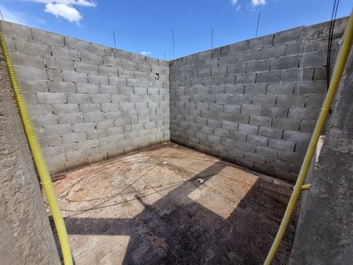 Terreno na Avenida República Argentina à venda com edícula em construção