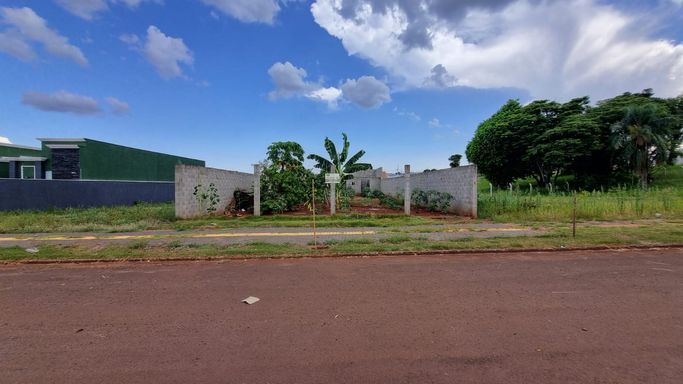 Terreno na Avenida República Argentina à venda com edícula em construção