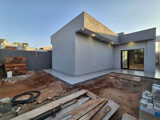 Quintal e passagem lateral - Casa à venda no Curitibano IV/ Lancaster