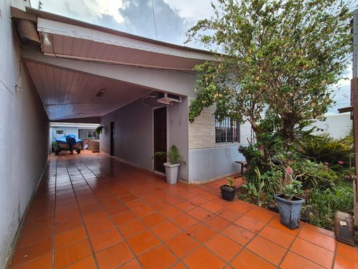 Garagem - Casa à Venda no Jardim Ipê, com 192m², 2 Quartos, Edícula e Piscina.