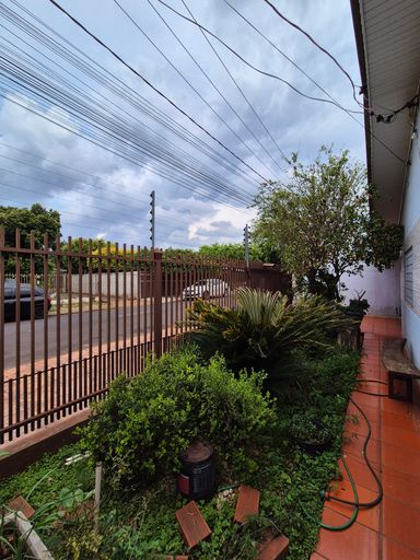 Jardim - Casa à Venda no Jardim Ipê, com 192m², 2 Quartos, Edícula e Piscina.