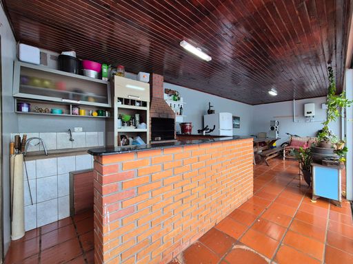 Edícula com churrasqueira, despensa com lavanderia e banheiro - Casa à Venda no Jardim Ipê, com 192m², 2 Quartos, Edícula e Piscina.