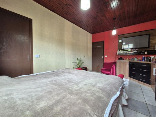 Dormitório Casal - Casa à Venda no Jardim Ipê, com 192m², 2 Quartos, Edícula e Piscina.